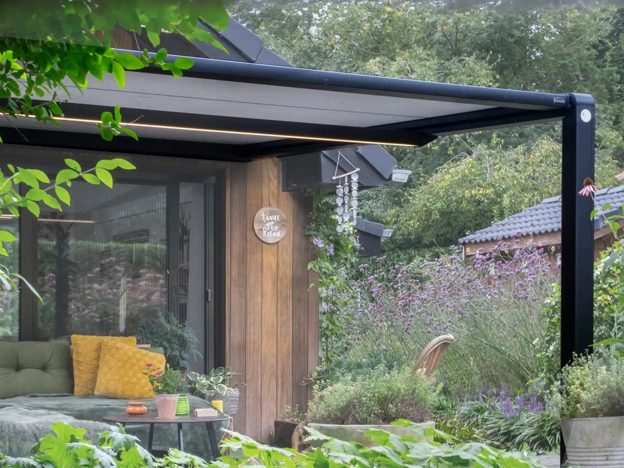 Die Pergola-Markise Tumba kann auf einer Terrassenüberdachung oder freistehend auf Pfosten als Pergola verwendet werden. Der patentierte Verriegelungsmechanismus hält das Tuch gut gespannt.
